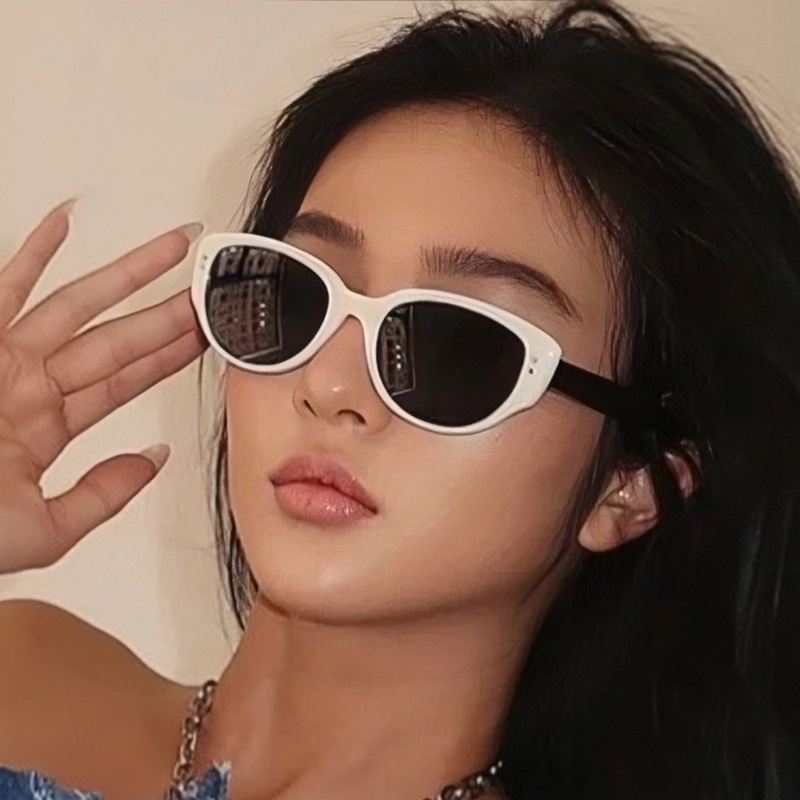 Netflix black and white colour clash trendy glasses